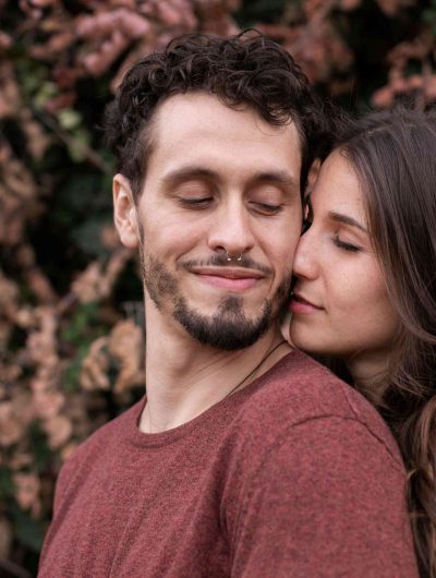 hermosa-pareja-mostrando-amor-al-otro-al-aire-libre (1)_15_11zon