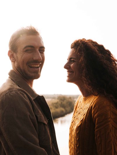 lado-feliz-pareja-junto-lago_4_11zon