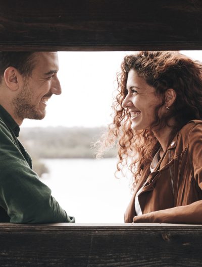 lado-sonriendo-pareja-mirando-al-otro