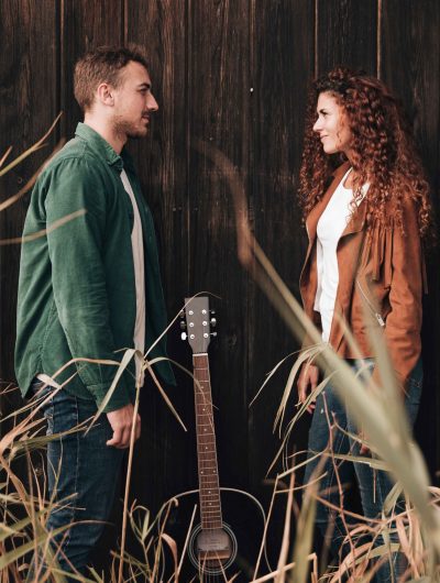 pareja-lado-mirando-al-otro_3_11zon