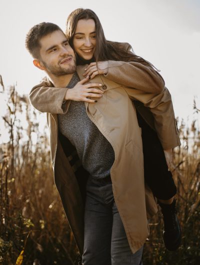 pareja-tiro-medio-divirtiendose