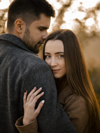 pareja-tiro-medio-posando-juntos