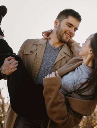 plano-medio-linda-pareja-romantica