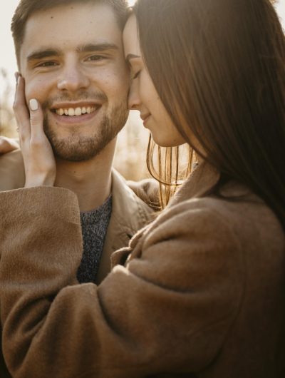primer-plano-feliz-pareja-naturaleza