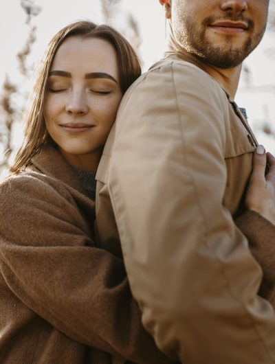 primer-plano-mujer-tenencia-hombre