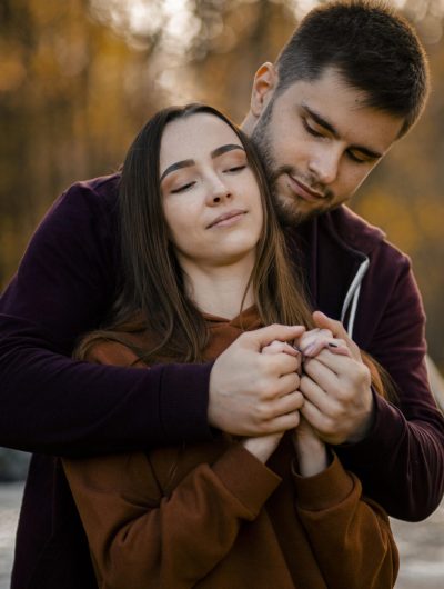 tiro-medio-hombre-sujetando-mujer-bosque