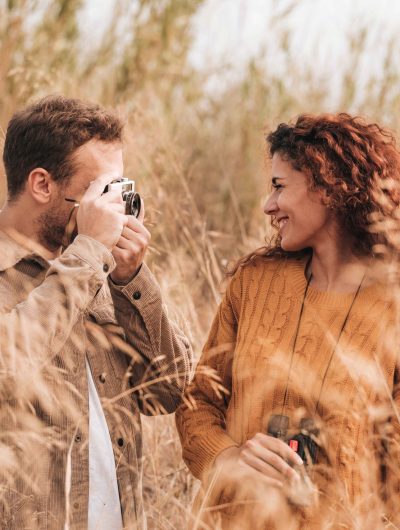 vista-frontal-feliz-pareja-campo-trigo_7_11zon