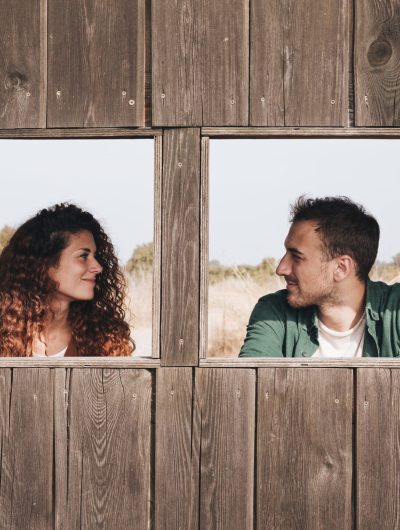 vista-frontal-pareja-mirandose