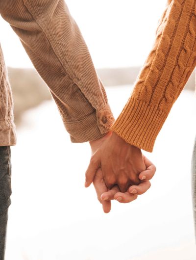 vista-posterior-pareja-tomados-mano_6_11zon